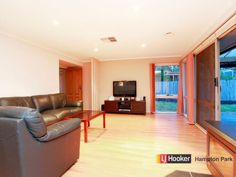 8 Kalyptos Walk, Cranbourne VIC 3977