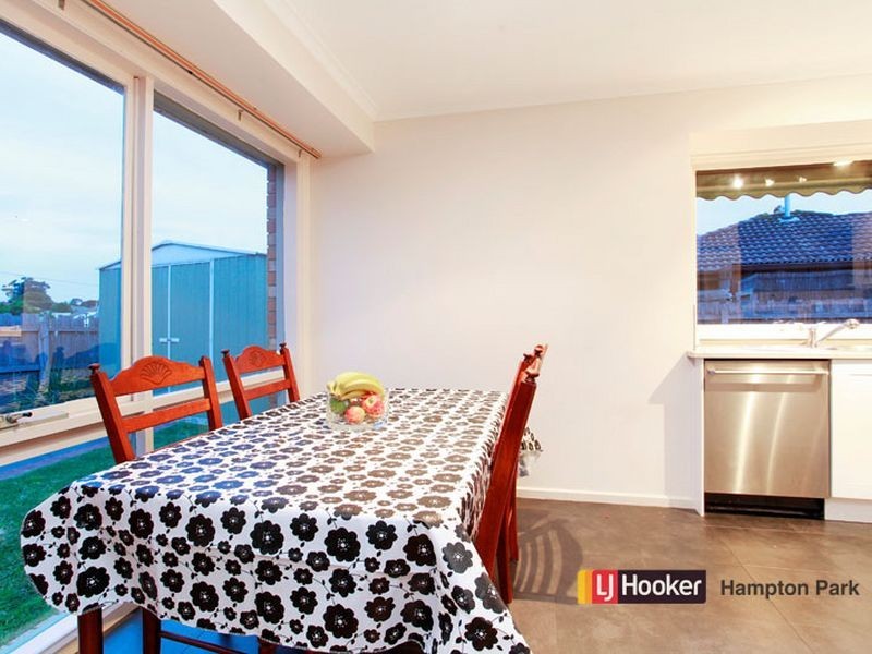 8 Kalyptos Walk, Cranbourne VIC 3977