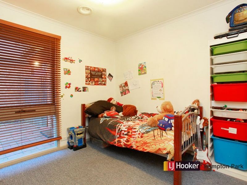 8 Kalyptos Walk, Cranbourne VIC 3977