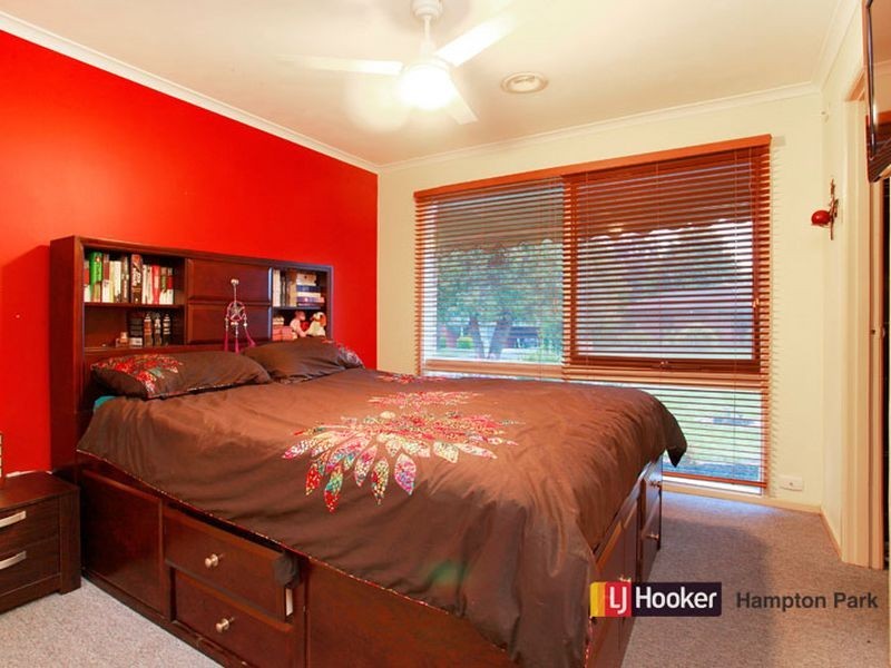 8 Kalyptos Walk, Cranbourne VIC 3977