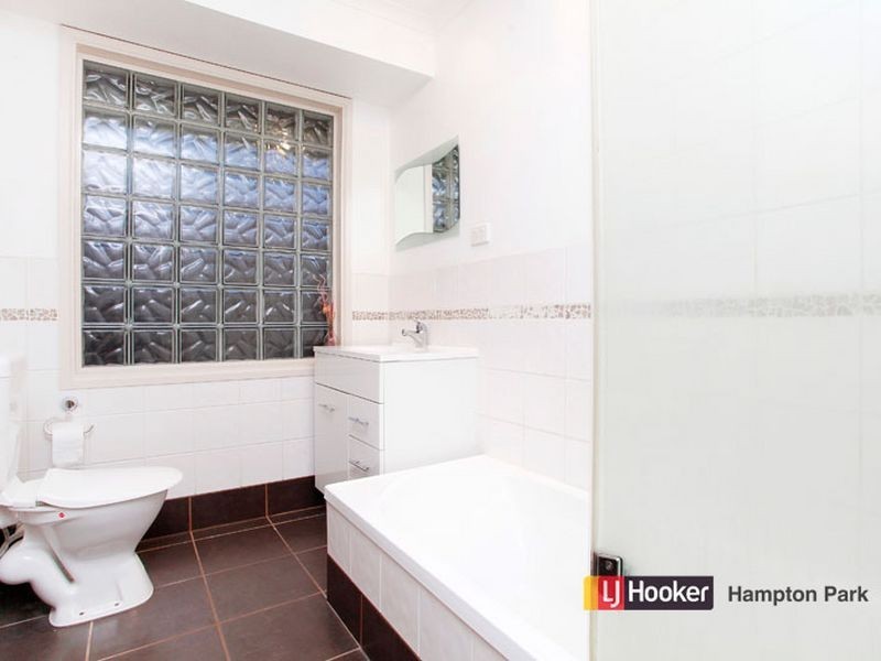 8 Kalyptos Walk, Cranbourne VIC 3977