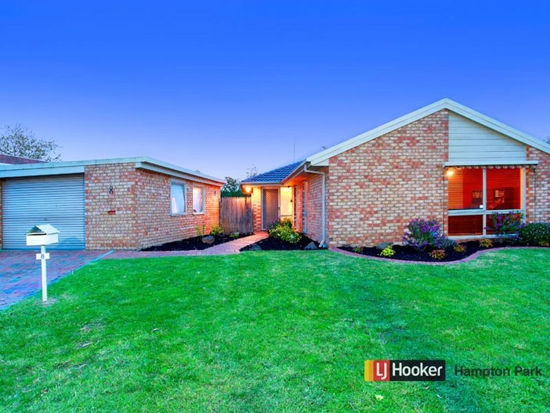 8 Kalyptos Walk, Cranbourne VIC 3977