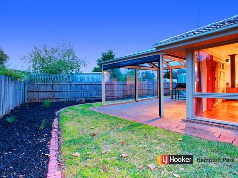 8 Kalyptos Walk, Cranbourne VIC 3977