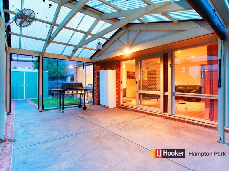 8 Kalyptos Walk, Cranbourne VIC 3977