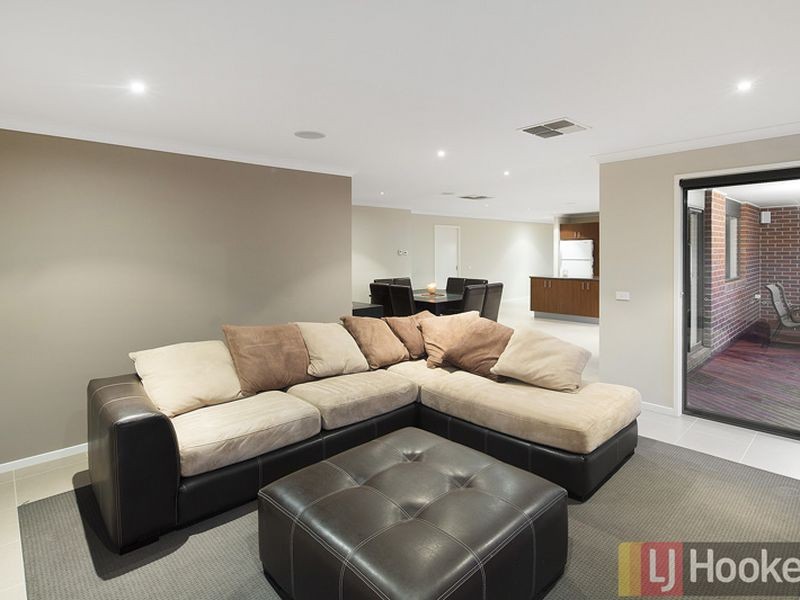 59 Westmoreland Avenue, Cranbourne North VIC 3977