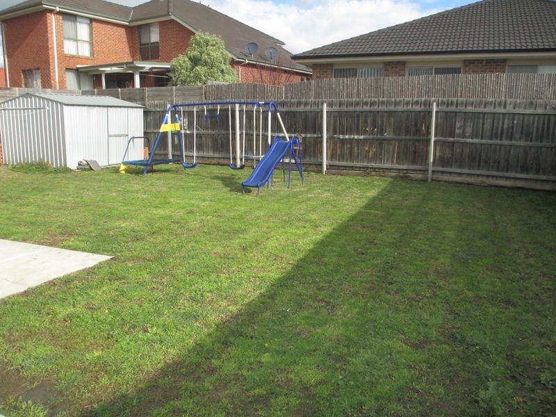 77 Laura Drive, Hampton Park VIC 3976