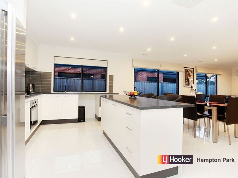 14 Starlight Rise, Cranbourne East VIC 3977