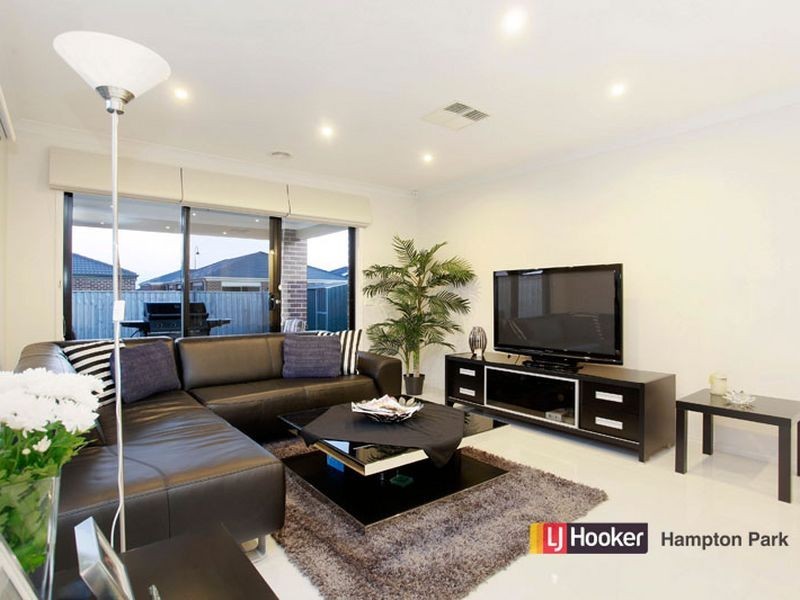 14 Starlight Rise, Cranbourne East VIC 3977