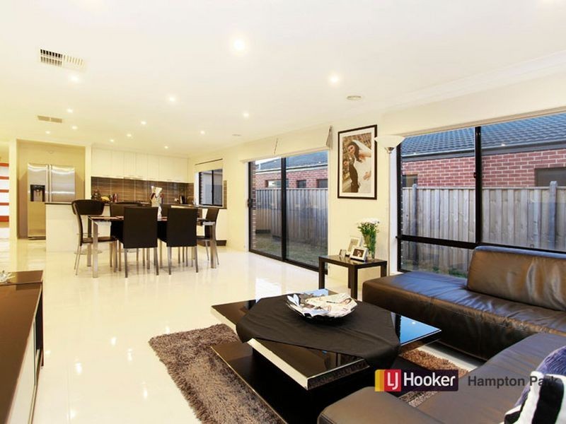 14 Starlight Rise, Cranbourne East VIC 3977