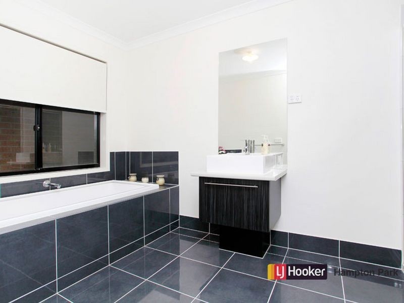 14 Starlight Rise, Cranbourne East VIC 3977