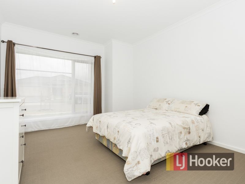 17 Hanoverian Street, Clyde North VIC 3978