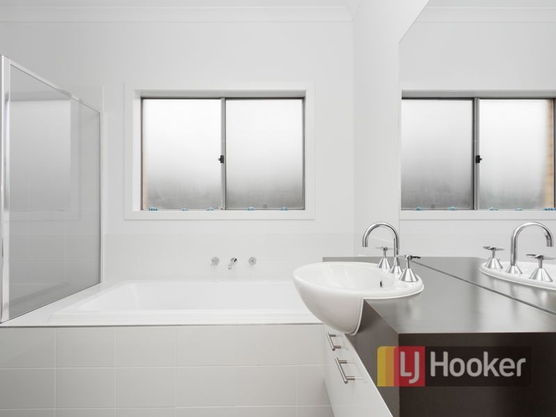 17 Hanoverian Street, Clyde North VIC 3978