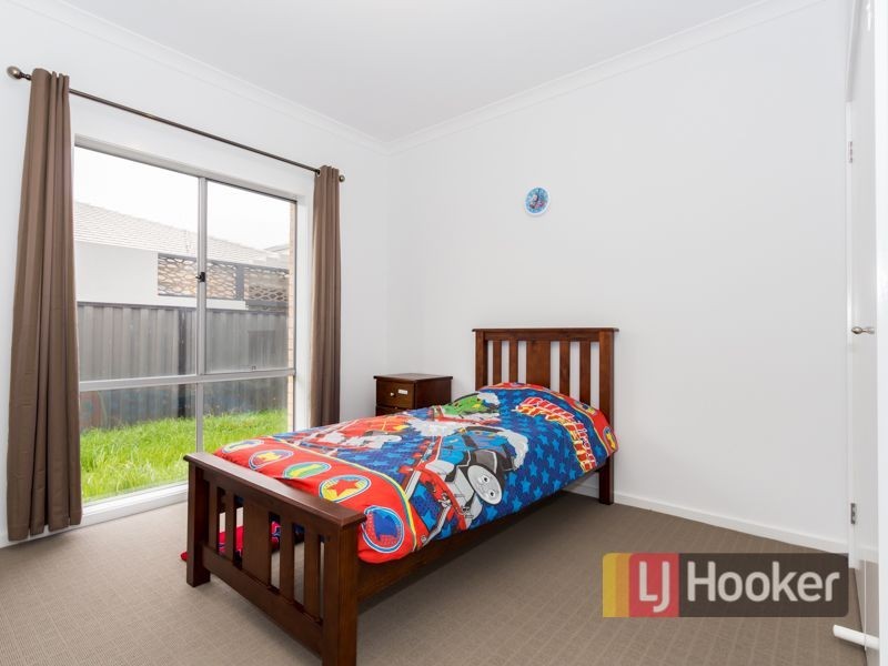 17 Hanoverian Street, Clyde North VIC 3978