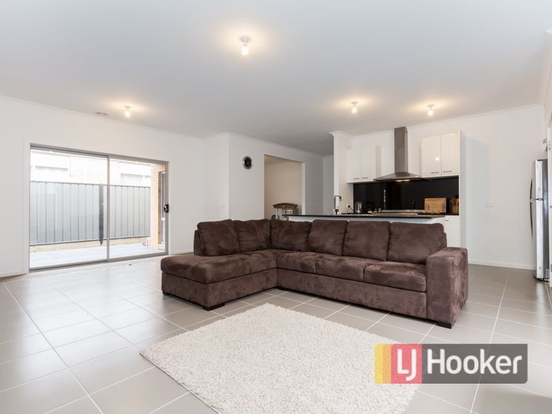 17 Hanoverian Street, Clyde North VIC 3978