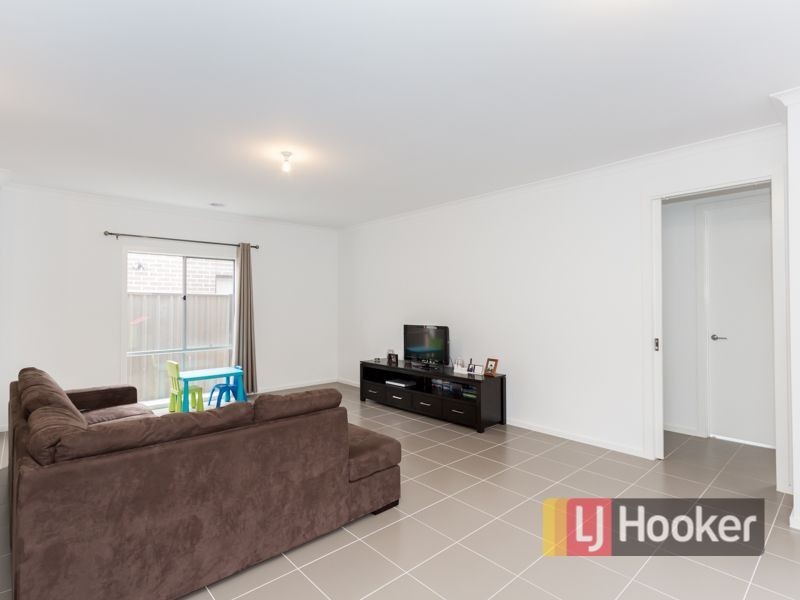 17 Hanoverian Street, Clyde North VIC 3978
