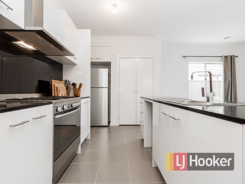 17 Hanoverian Street, Clyde North VIC 3978