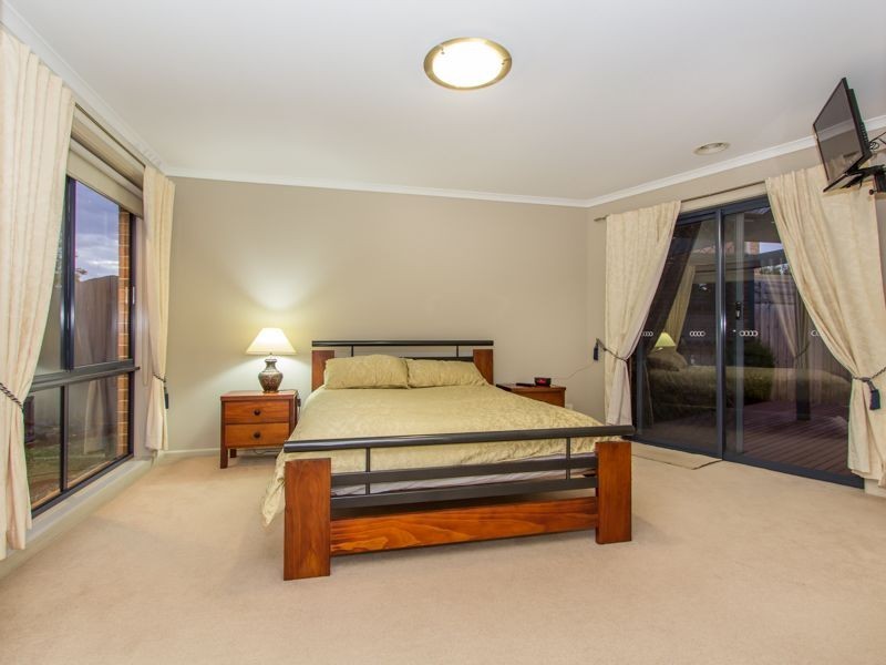 16 Golden Grove Drive, Narre Warren South VIC 3805
