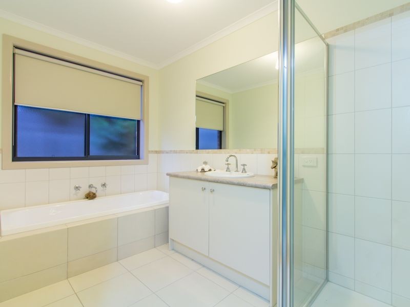 16 Golden Grove Drive, Narre Warren South VIC 3805