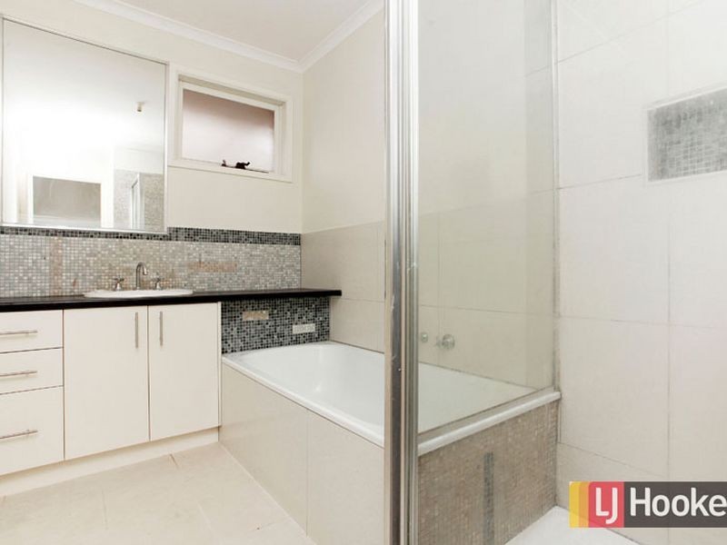 2 Lesley Drive, Hampton Park VIC 3976