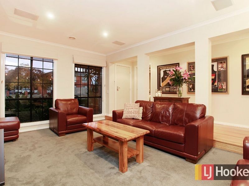111 Hutchinson Drive, Lynbrook VIC 3975