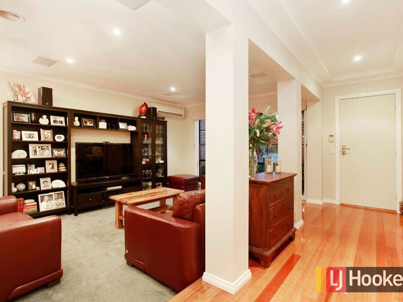 111 Hutchinson Drive, Lynbrook VIC 3975