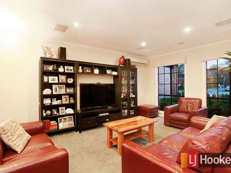 111 Hutchinson Drive, Lynbrook VIC 3975