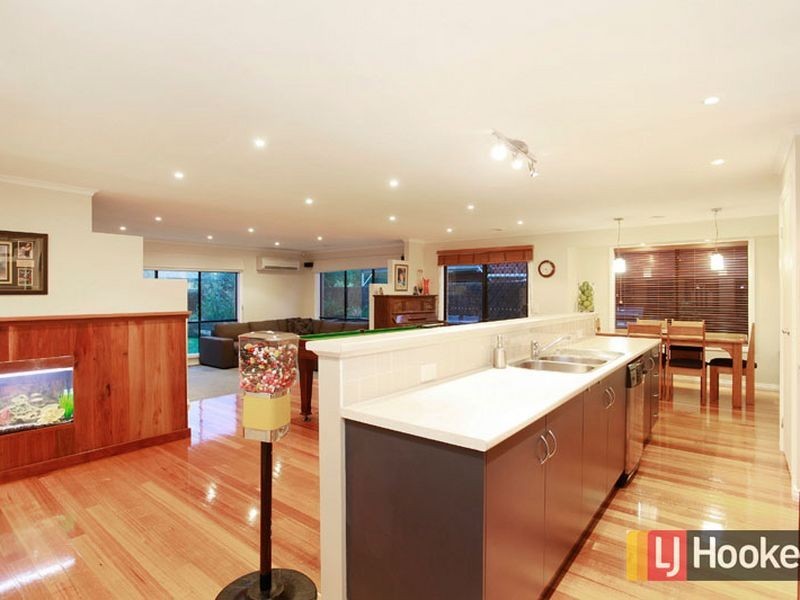 111 Hutchinson Drive, Lynbrook VIC 3975