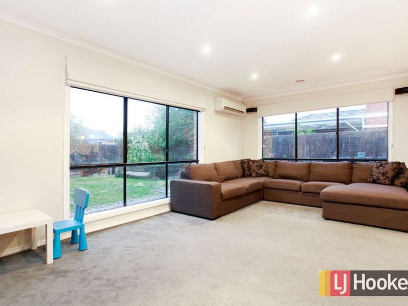 111 Hutchinson Drive, Lynbrook VIC 3975