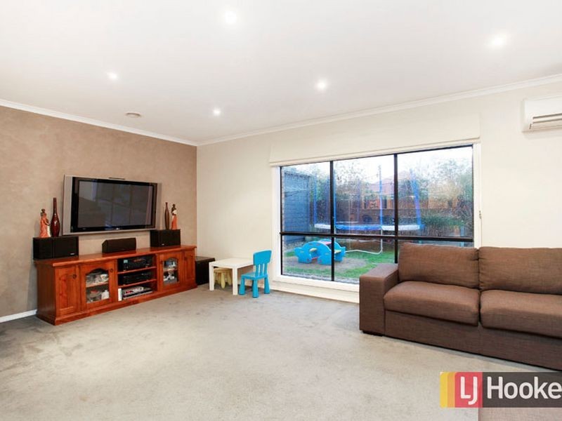 111 Hutchinson Drive, Lynbrook VIC 3975
