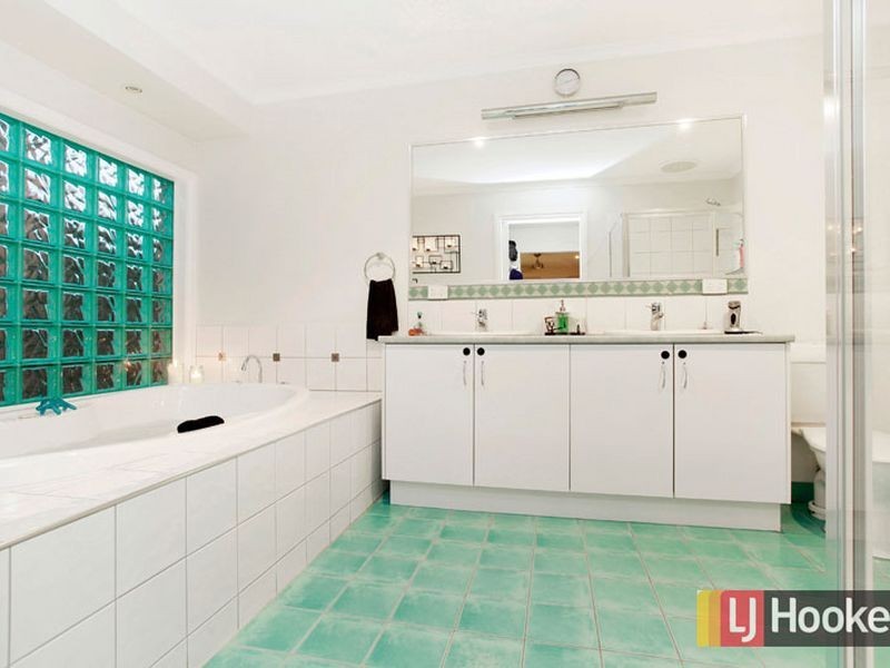 111 Hutchinson Drive, Lynbrook VIC 3975