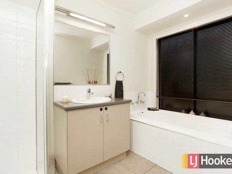 111 Hutchinson Drive, Lynbrook VIC 3975