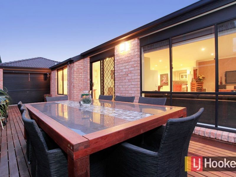 111 Hutchinson Drive, Lynbrook VIC 3975