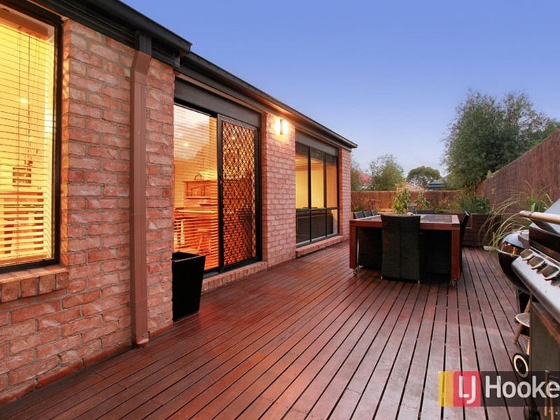 111 Hutchinson Drive, Lynbrook VIC 3975