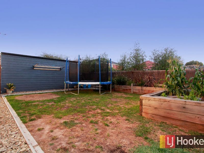 111 Hutchinson Drive, Lynbrook VIC 3975