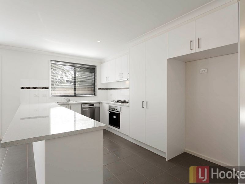 2/9 Strathavan Drive, Berwick VIC 3806