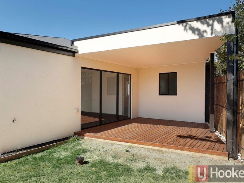 2/9 Strathavan Drive, Berwick VIC 3806