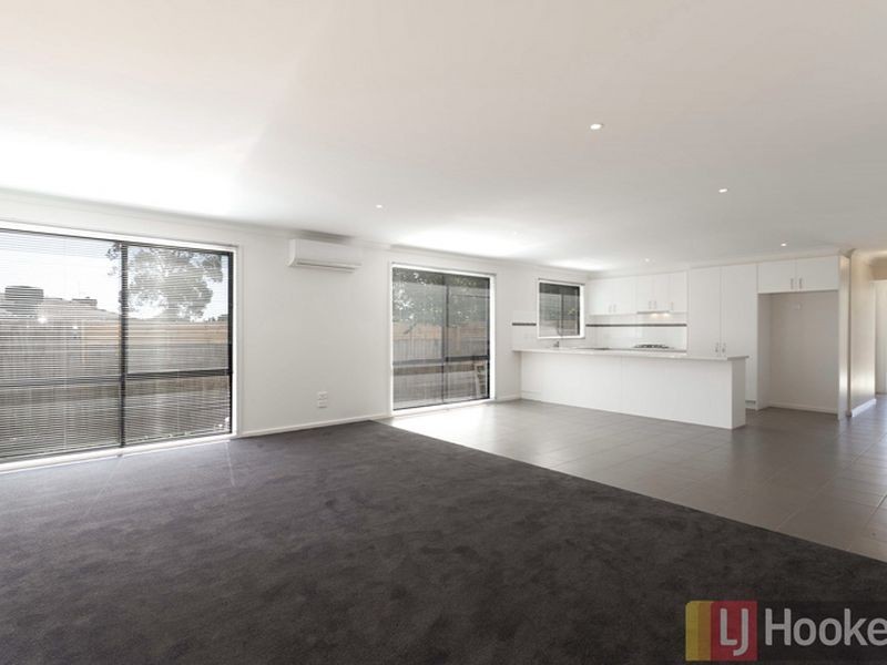 2/9 Strathavan Drive, Berwick VIC 3806