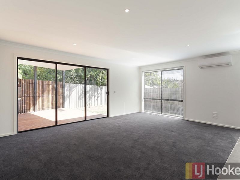 2/9 Strathavan Drive, Berwick VIC 3806