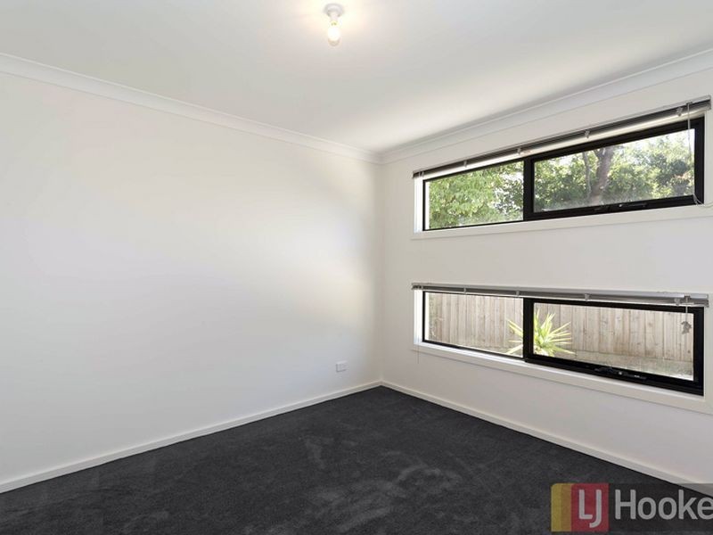 2/9 Strathavan Drive, Berwick VIC 3806