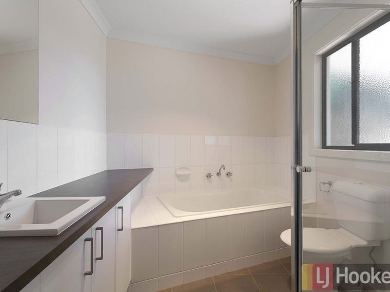 2/9 Strathavan Drive, Berwick VIC 3806