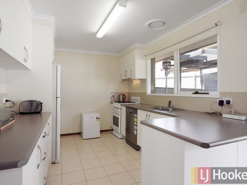 1/9 Strathavan Drive, Berwick VIC 3806