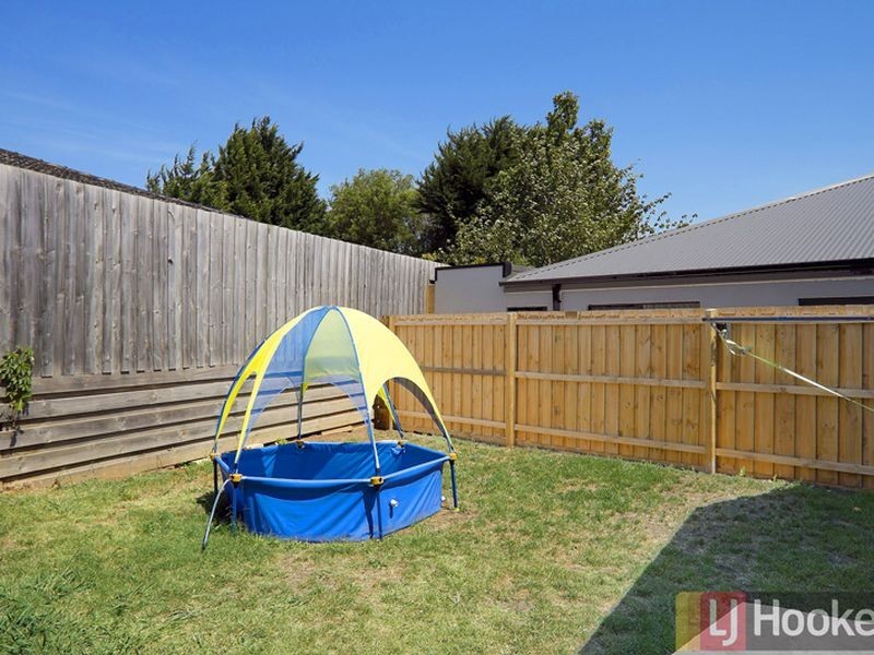 1/9 Strathavan Drive, Berwick VIC 3806