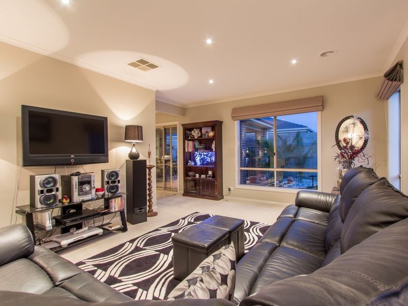 61 Thunderbolt Drive, Cranbourne East VIC 3977