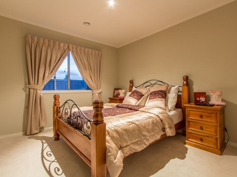 61 Thunderbolt Drive, Cranbourne East VIC 3977