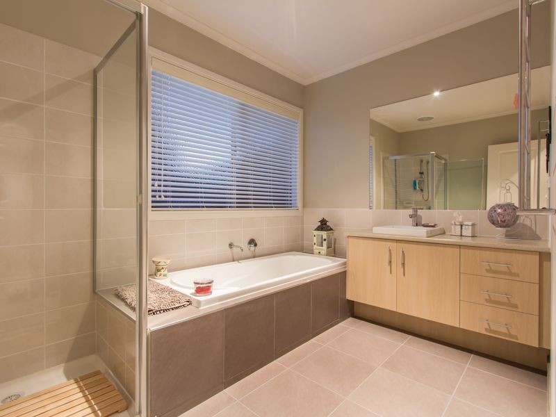 61 Thunderbolt Drive, Cranbourne East VIC 3977