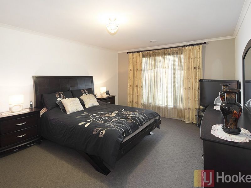 64 Stately Drive, Cranbourne East VIC 3977