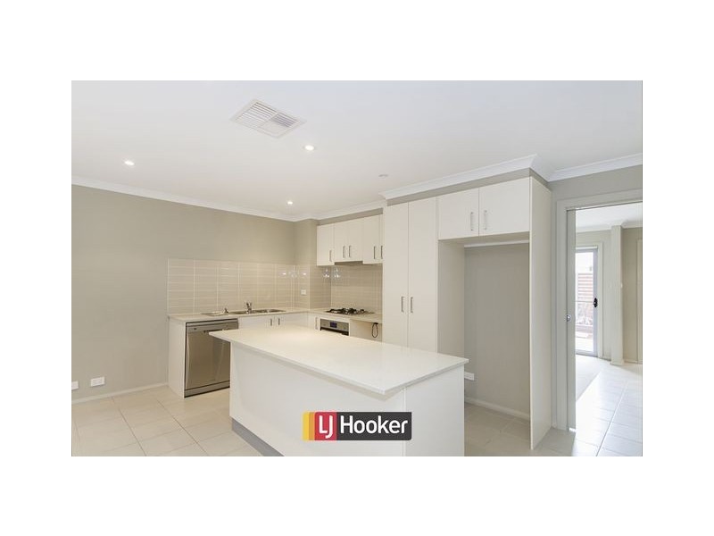 2/33 Ronald Walker Street, Casey ACT 2913