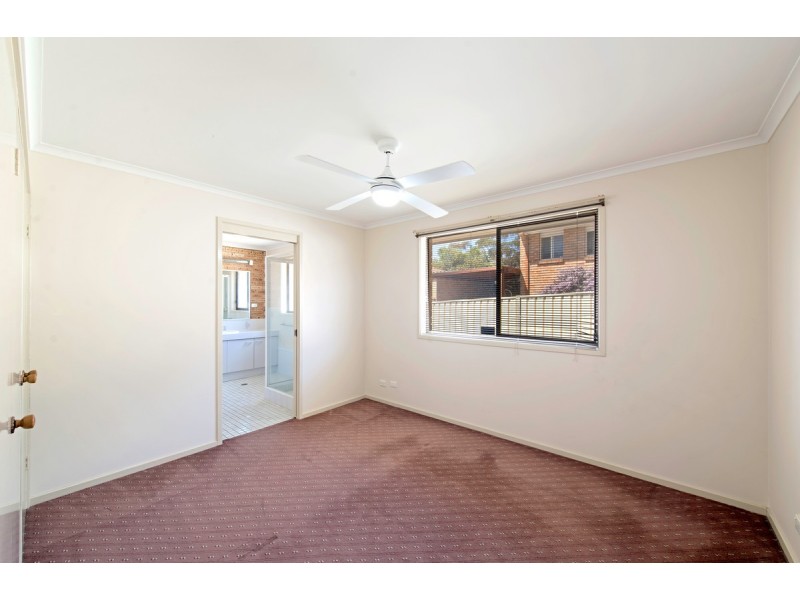 2/12 Lazarus Crescent, Queanbeyan West NSW 2620