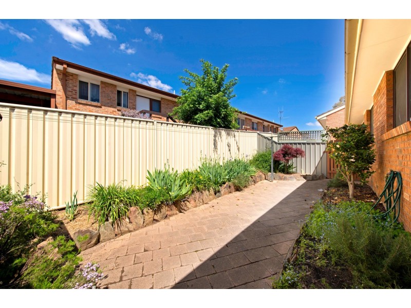 2/12 Lazarus Crescent, Queanbeyan West NSW 2620