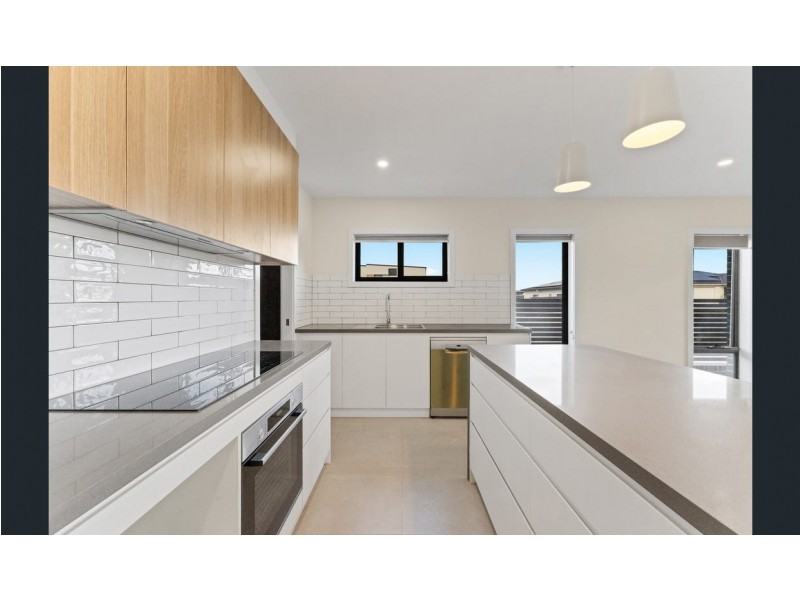 2 Roselawn Avenue, Googong NSW 2620